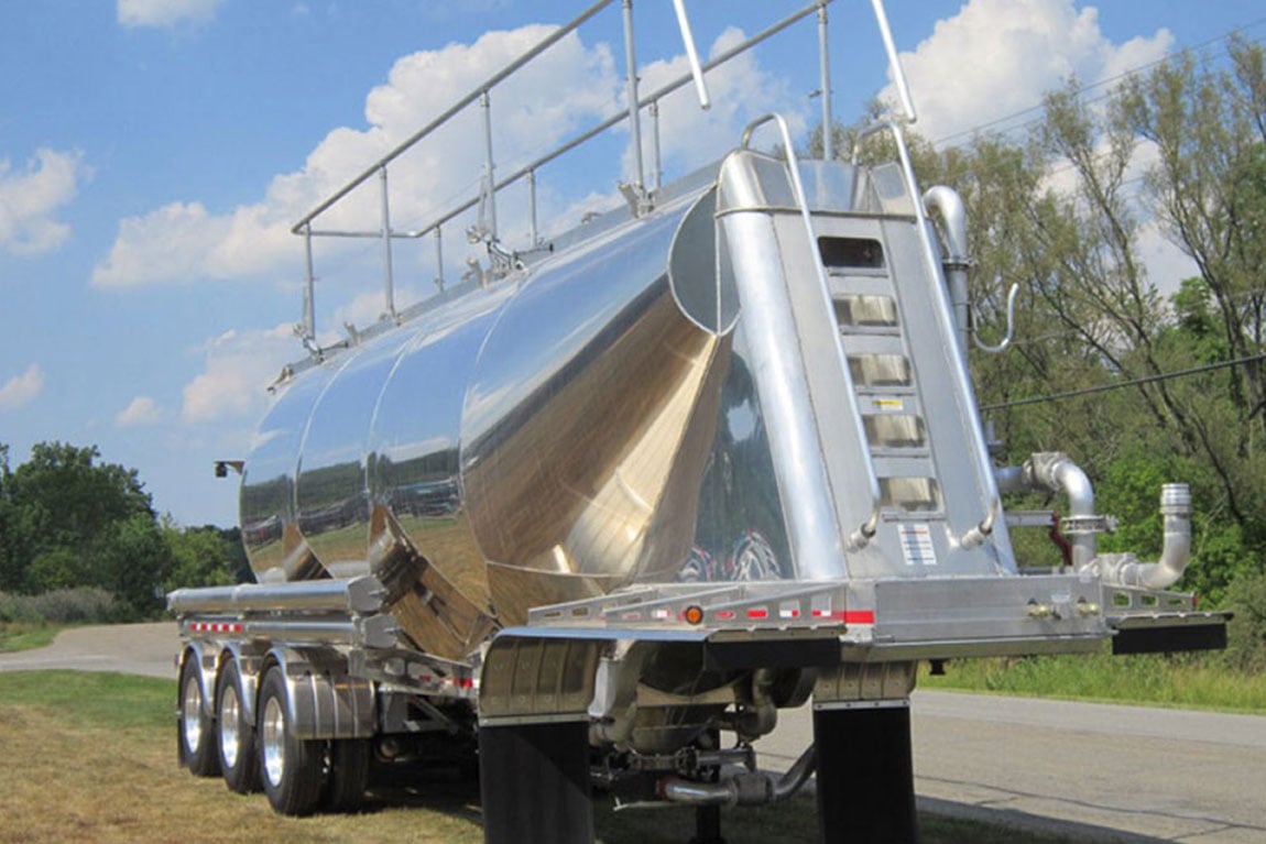 Pneumatic Tank Trailer with Walkway Handrail Raised